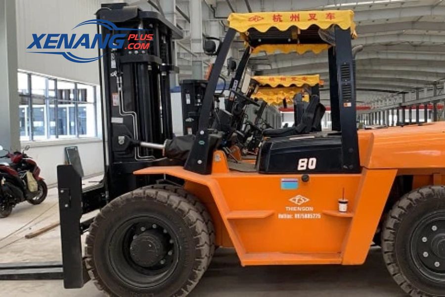 Hệ thống cabin điều khiển xe nâng dầu 8 tấn có thiết kế rộng và tầm nhìn thoáng.