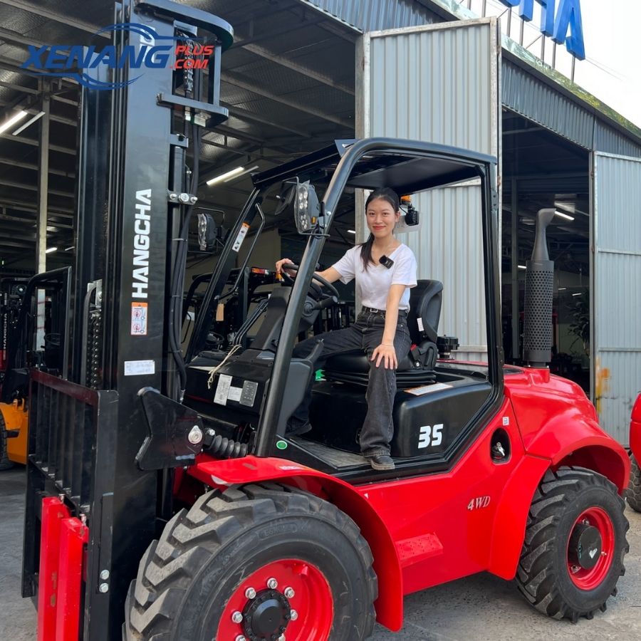 Ứng dụng của xe nâng địa hình trong thực tế