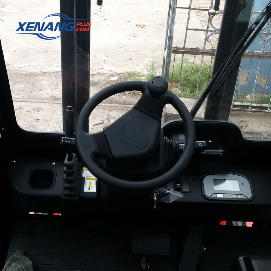 Tay cầm hoặc cabin điều khiển được thiết kế tích hợp các nút chức năng giúp người vận hành thao tác dễ dàng 