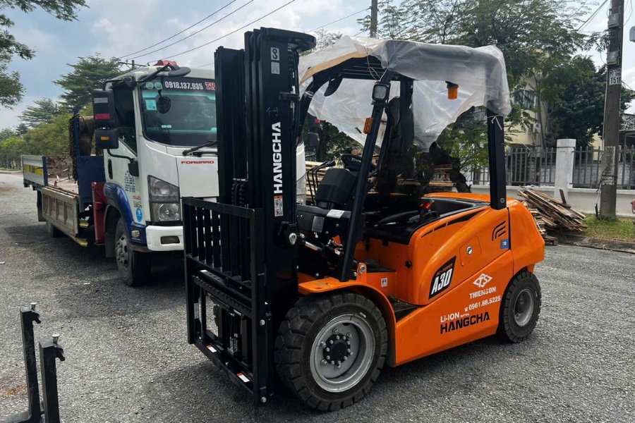 Xe nâng điện 3 tấn thường được sử dụng trong các môi trường công nghiệp hiện đại
