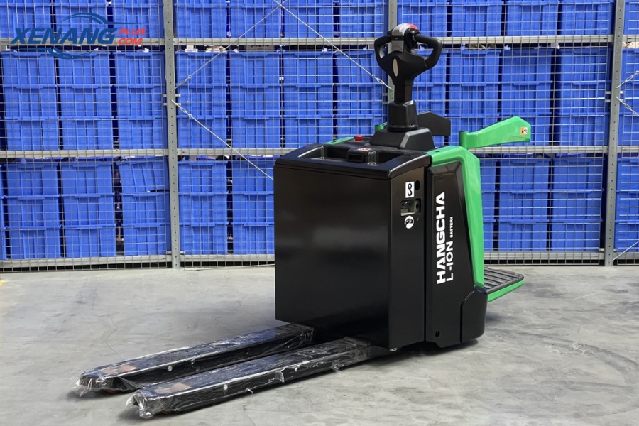 Xe nâng điện đứng lái 2 tấn là lựa chọn hiệu quả cho các doanh nghiệp cần vận hành trong không gian hạn chế 