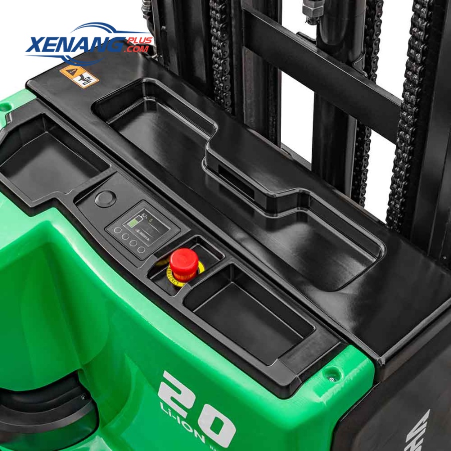 Bàn đạp đứng của xe nâng điện chống trượt, độ đàn hồi được tính toán khoa học, giúp tăng độ bám và hỗ trợ phân tán lực đều. 