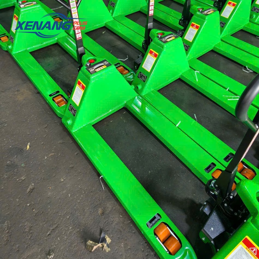 Càng nâng giúp xe dễ dàng tiếp cận pallet tiêu chuẩn