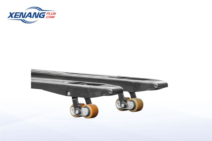 Hệ thống bánh xe gồm bánh lái và bánh tải sử dụng vật liệu PU để giảm tiếng ồn