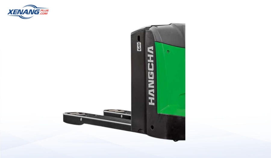 Xe được trang bị bánh lái và bánh tải bằng PU giúp tăng độ bám mặt sàn