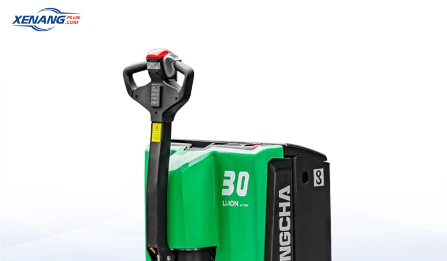 Tay điều khiển tích hợp các nút điều khiển di chuyển, nâng/ hạ và phanh